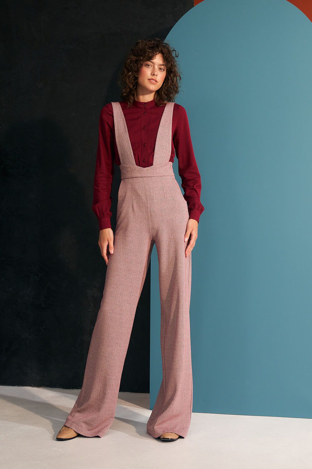 Nife's exquisite high-waisted jumpsuit featuring suspenders, wide legs and classic design elements, perfect for chic and contemporary wardrobes.