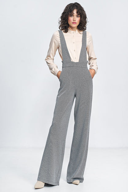 Chic back view of Nife's high-waisted jumpsuit with suspenders, highlighting the button fastening and elegant silhouette, suitable for any occasion.