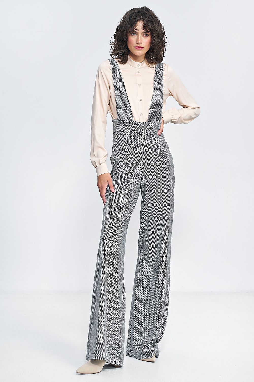 Elegant high-waisted jumpsuit with suspenders by Nife, featuring wide legs and practical pockets for a vintage-inspired look.
