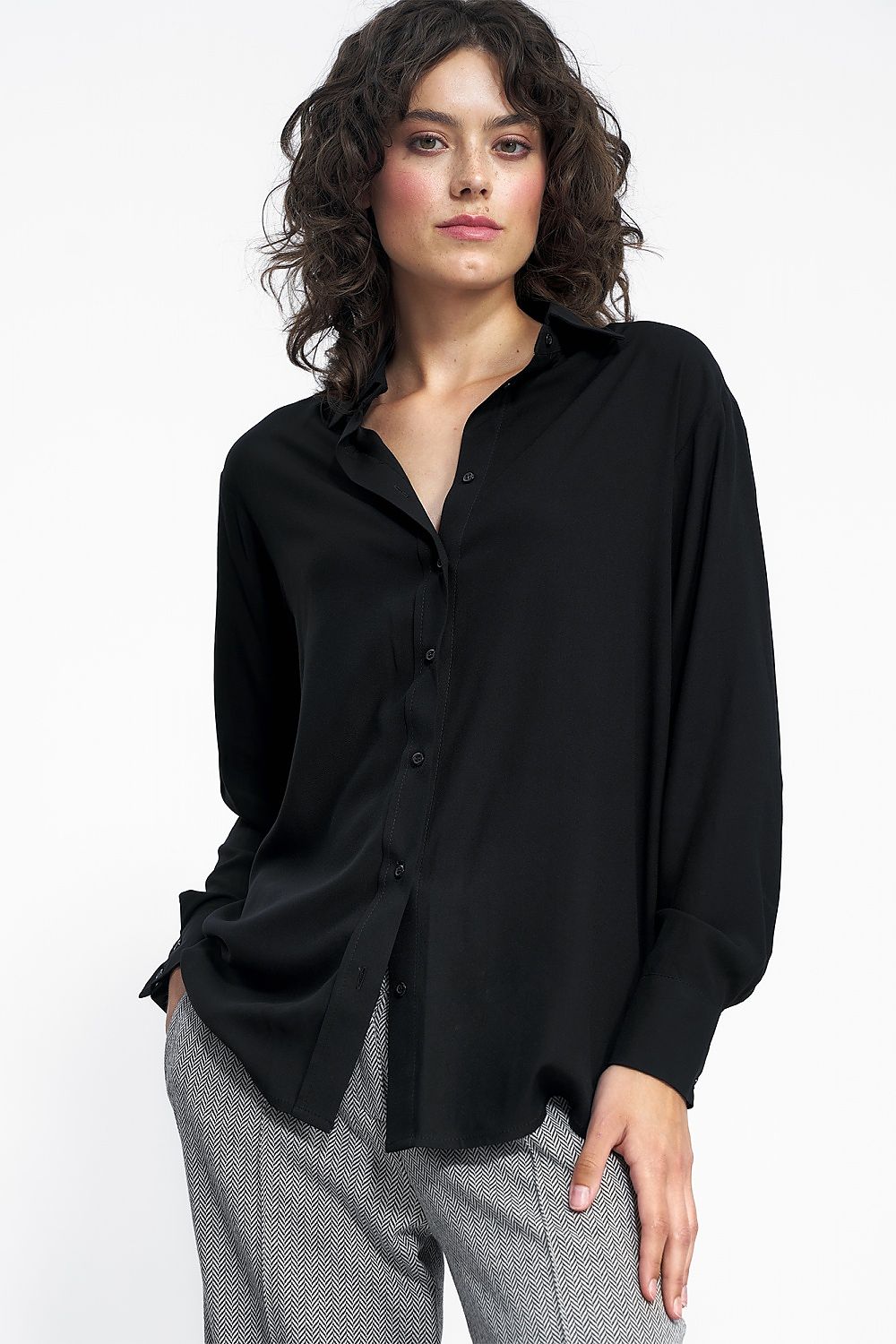 Luxury Nife 100% viscose long sleeve blouse with collar in elegant muted shades, perfect for chic office styling.