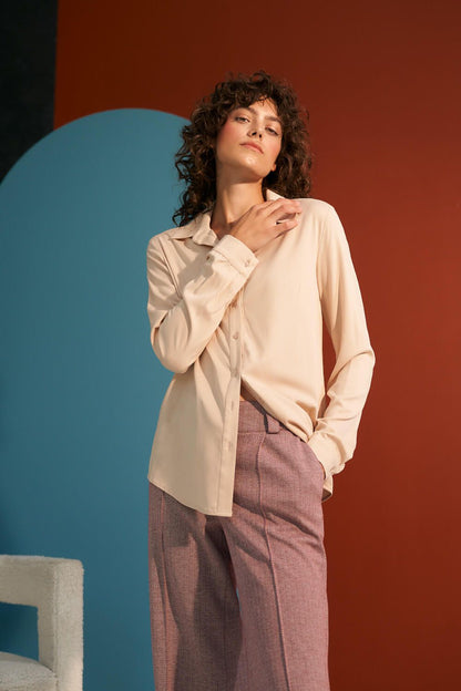 Elegant display of Nife's burgundy long sleeve shirt, showcasing the luxurious fabric and trendy design suitable for fashionable styling.