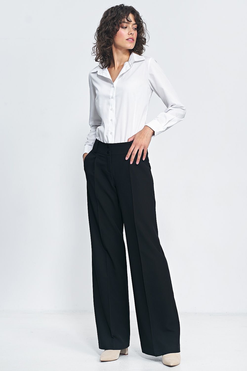 Stylish presentation of the Nife elegant blue shirt, highlighting the long sleeves and collar, perfect for a refined office look.