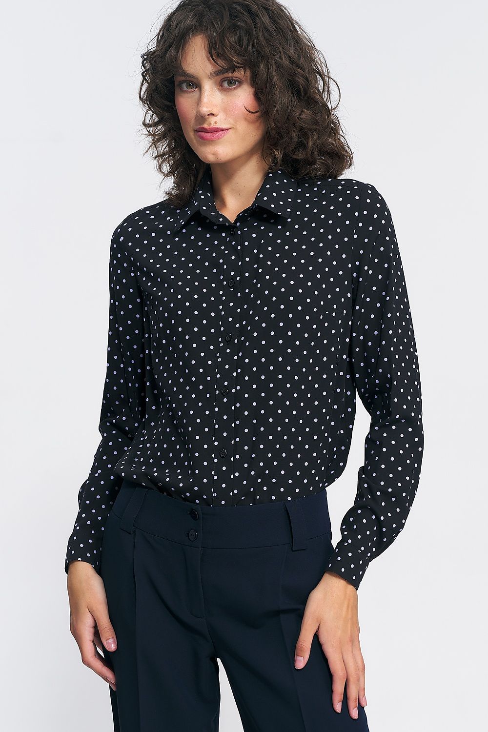 Close-up of Nife's luxurious viscose pea shirt with delicate collar, showcasing black and white design, perfect for refined autumn outfits.