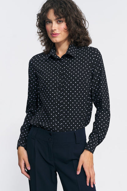 Close-up of Nife's luxurious viscose pea shirt with delicate collar, showcasing black and white design, perfect for refined autumn outfits.