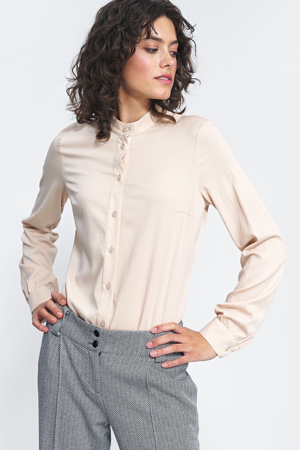 Nife long sleeve viscose shirt in a chic setting, highlighting its fashionable design and comfort.