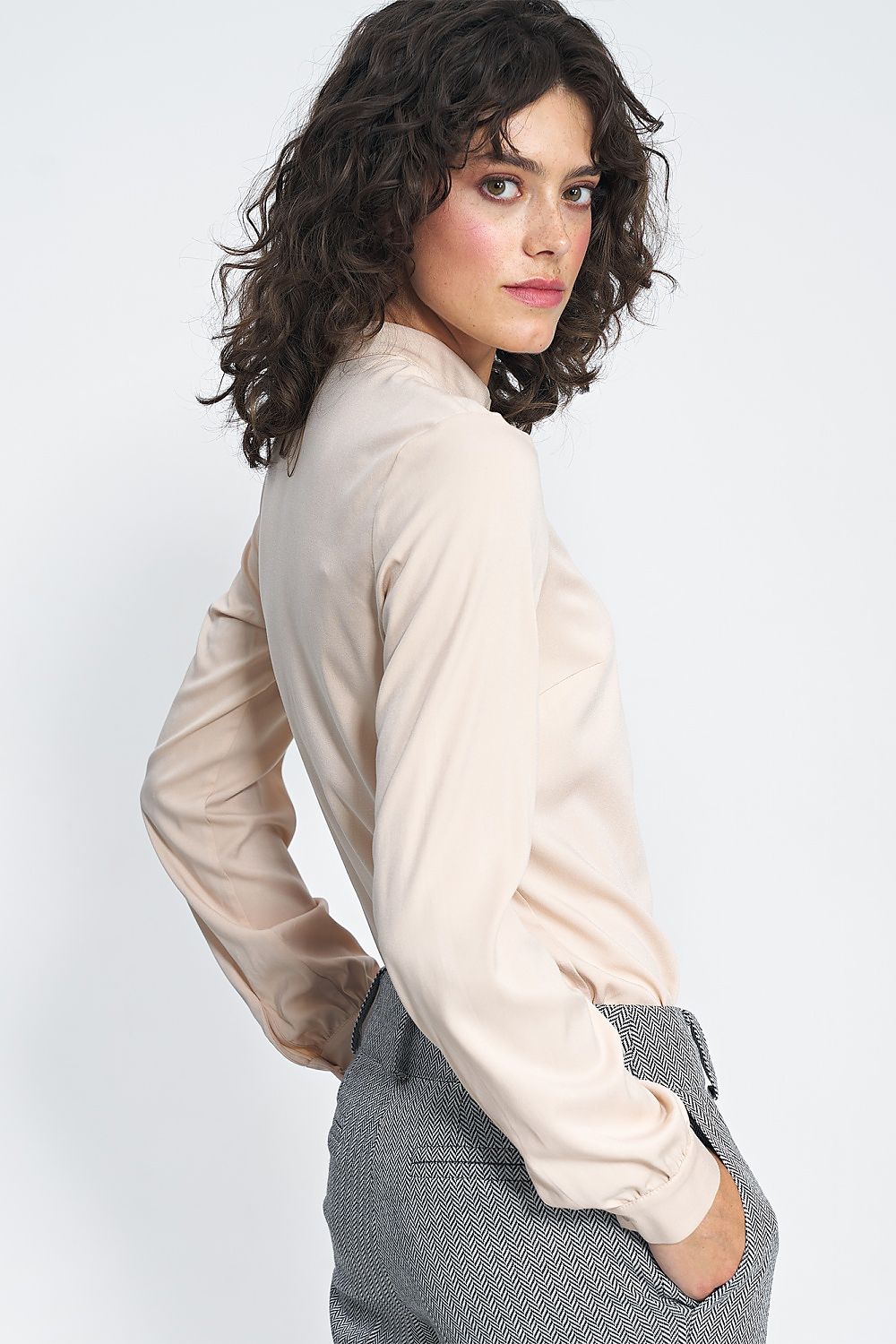 Close-up of Nife's elegant long sleeve viscose shirt showcasing the stand-up collar and premium fabric, perfect for sophisticated business looks.