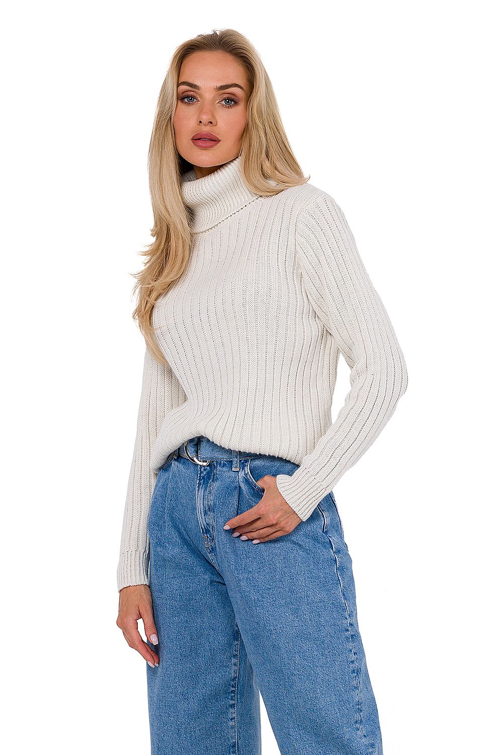 The luxurious women's turtleneck sweater by Moe, showcased in a beautiful arrangement, showcasing its timeless elegance and high-quality craftsmanship.