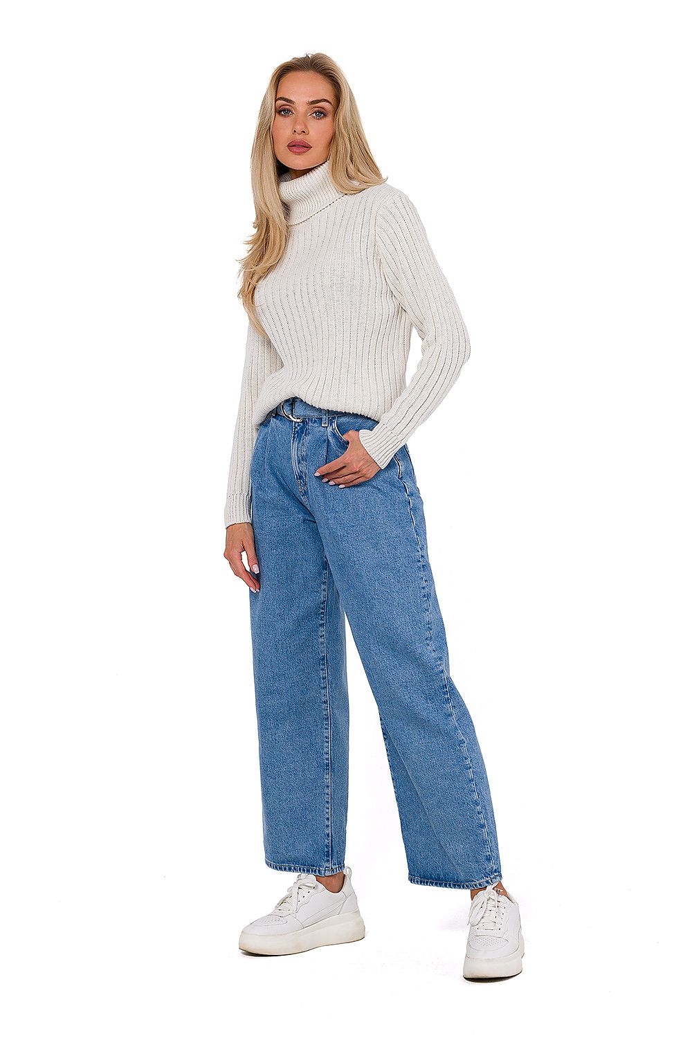 Luxurious women's turtleneck sweater by Moe, crafted from ribbed yarn in Poland, featuring long sleeves and a sophisticated design.