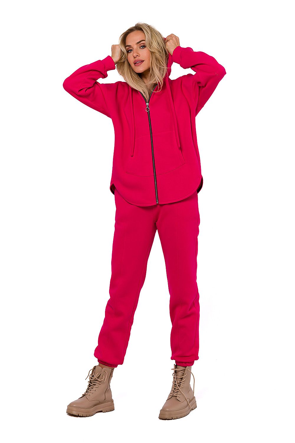 Close-up of the sophisticated fabric of the Moe women's knitted sweatshirt, highlighting the exquisite craftsmanship and premium stitching.