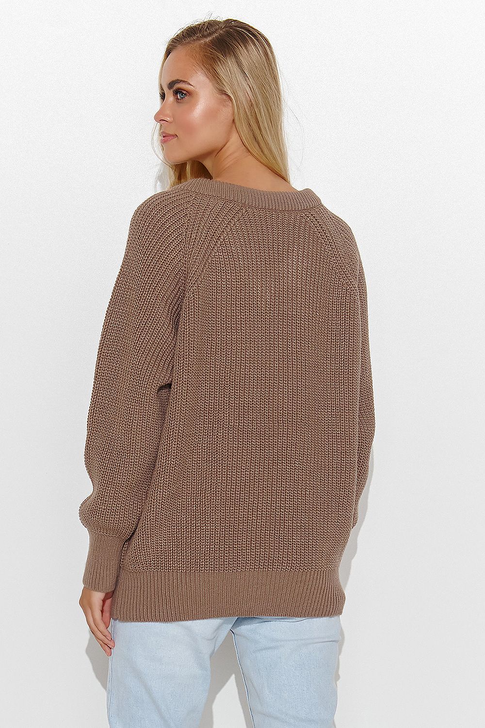 Makadamia women's jumper in a rich colour, featuring a graceful heart neckline and decorative gold tinsel, ideal for expressing personality with luxury.