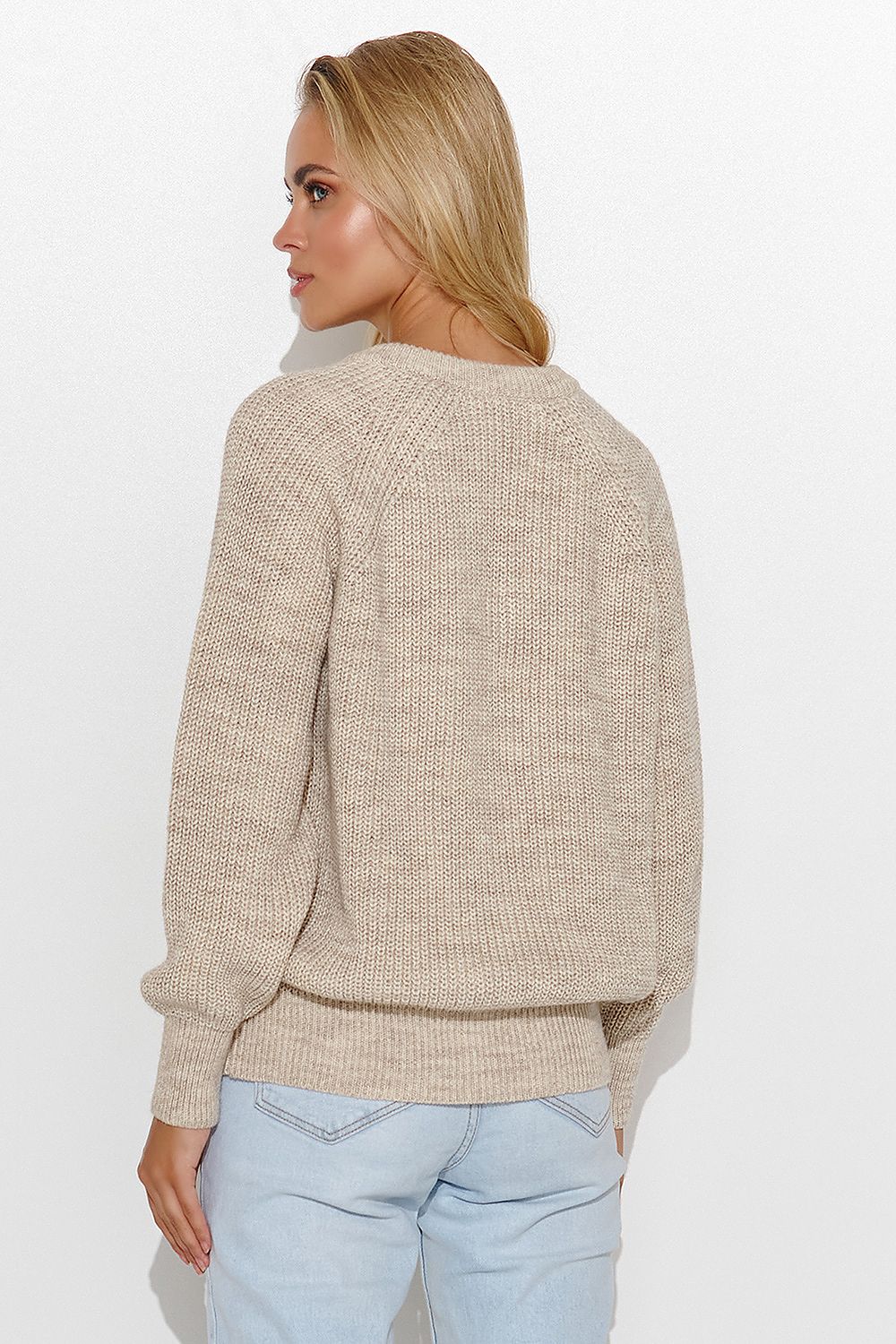 Comfortable and stylish loose-fit jumper by Makadamia, designed for versatility and ease, suitable for various occasions.