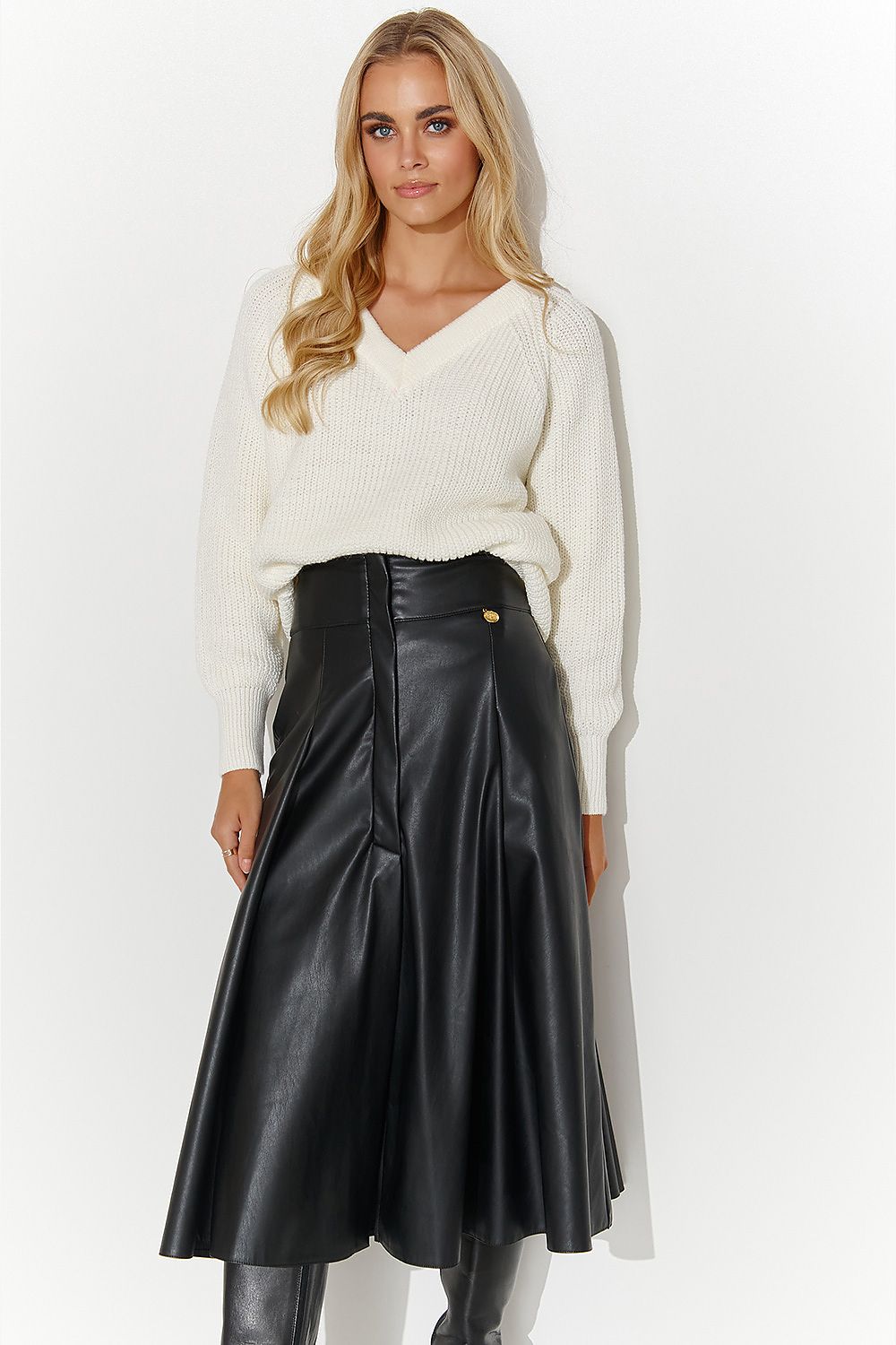 Luxury Makadamia leather midi skirt with modern slit, highlighted with a decorative gold plate, perfect for elegant women's fashion.