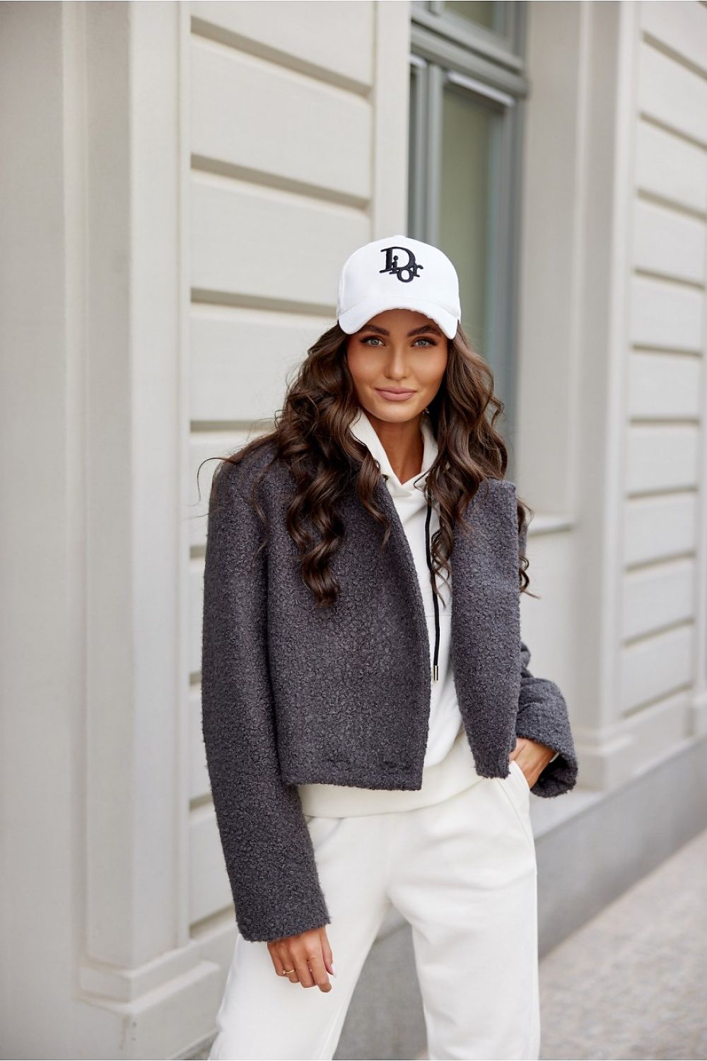 Luxurious Roco Fashion short jacket featuring a lined collar and classic button closure, perfect for autumn style.