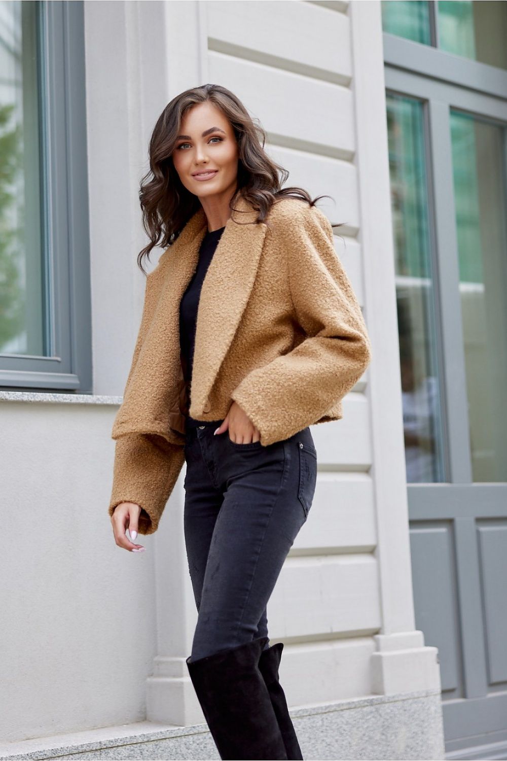 Luxurious Roco Fashion short jacket featuring a lined collar and classic button closure, perfect for autumn fashion.