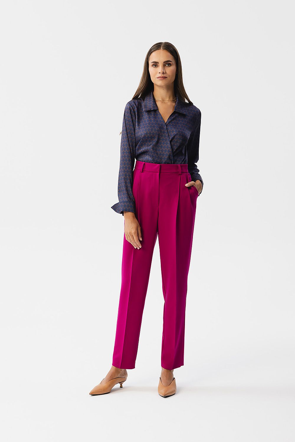 Stylove blouse with adjustable long sleeves and a refined collar suited for both formal and casual occasions.