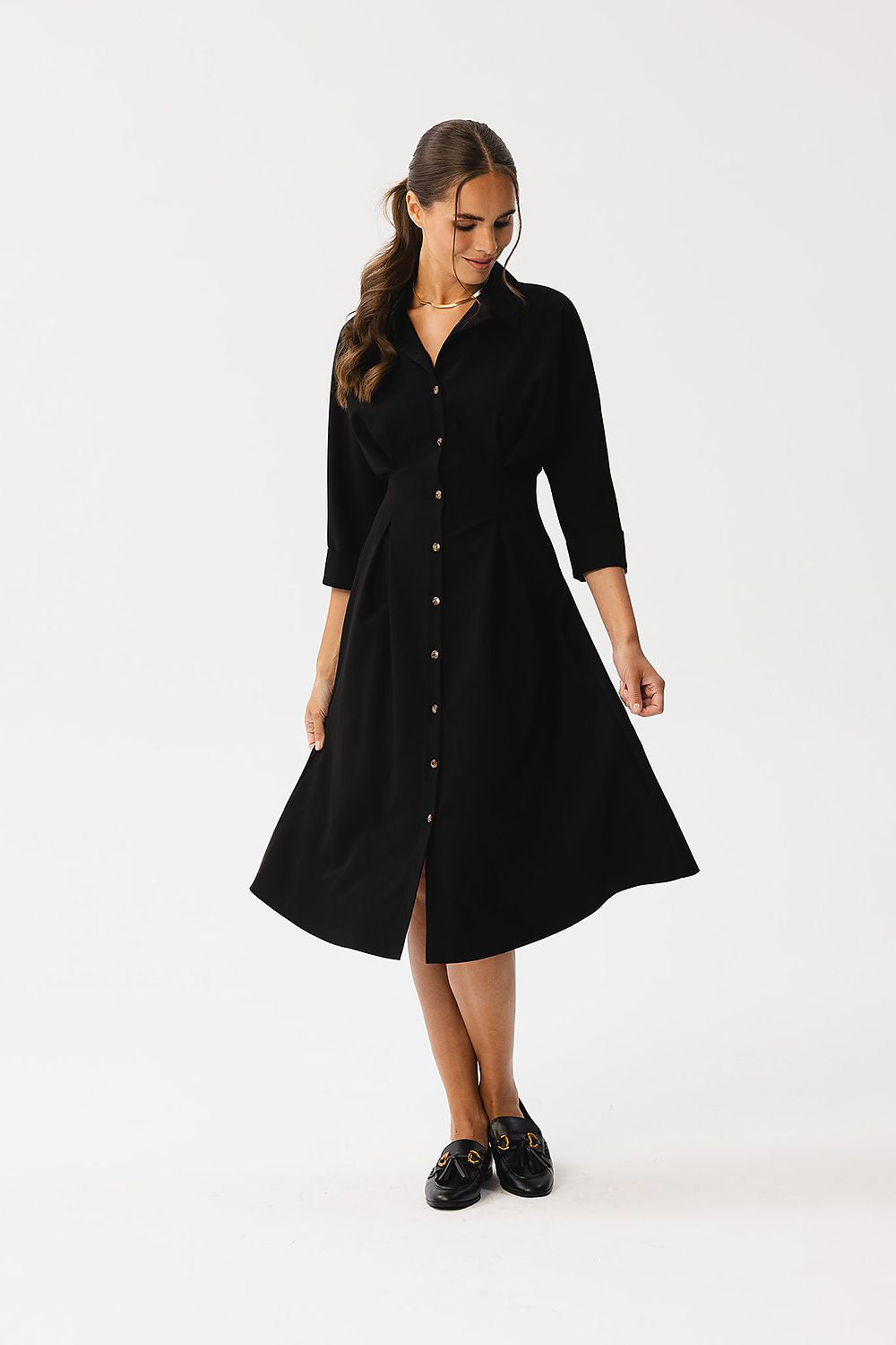 Stylove Elegant Daydress with collar and button closure, showcasing a chic design and lightweight fabric perfect for any occasion.