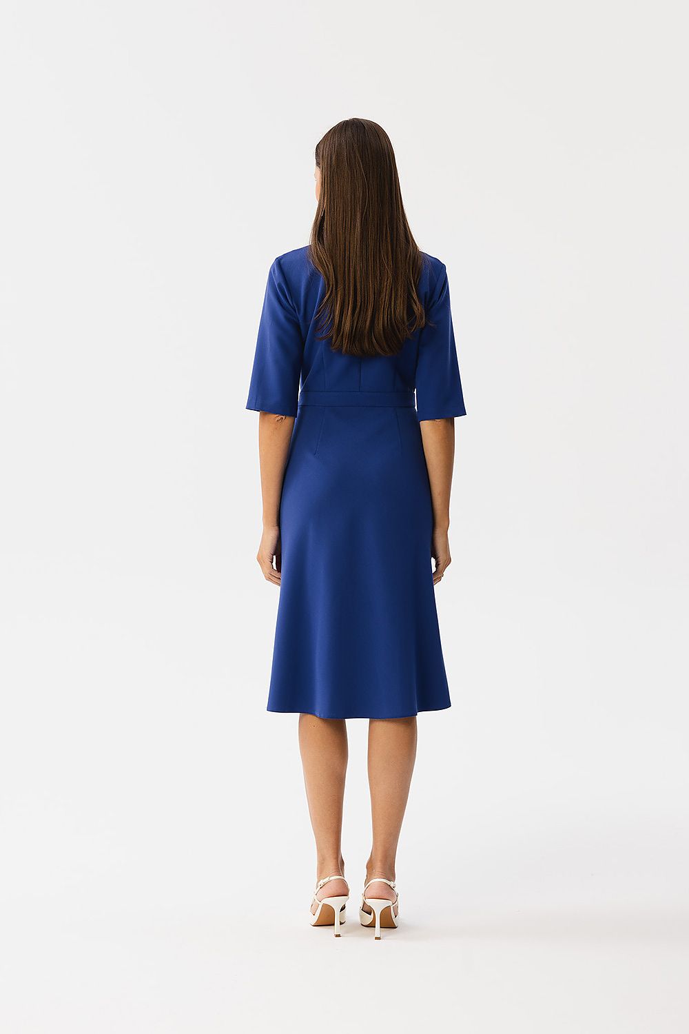 Luxurious knee-length daydress by Stylove, showcasing modern pleat details and a classic collar for versatile, elegant wear.