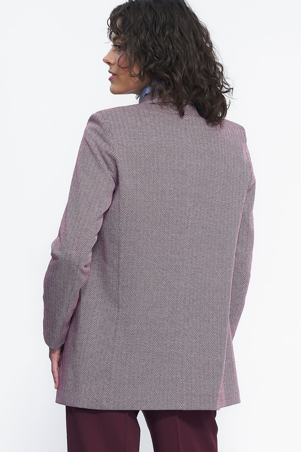 Stylish patterned jacket by Nife, offering a blend of elegance and modernity, ideal for various occasions including family gatherings.