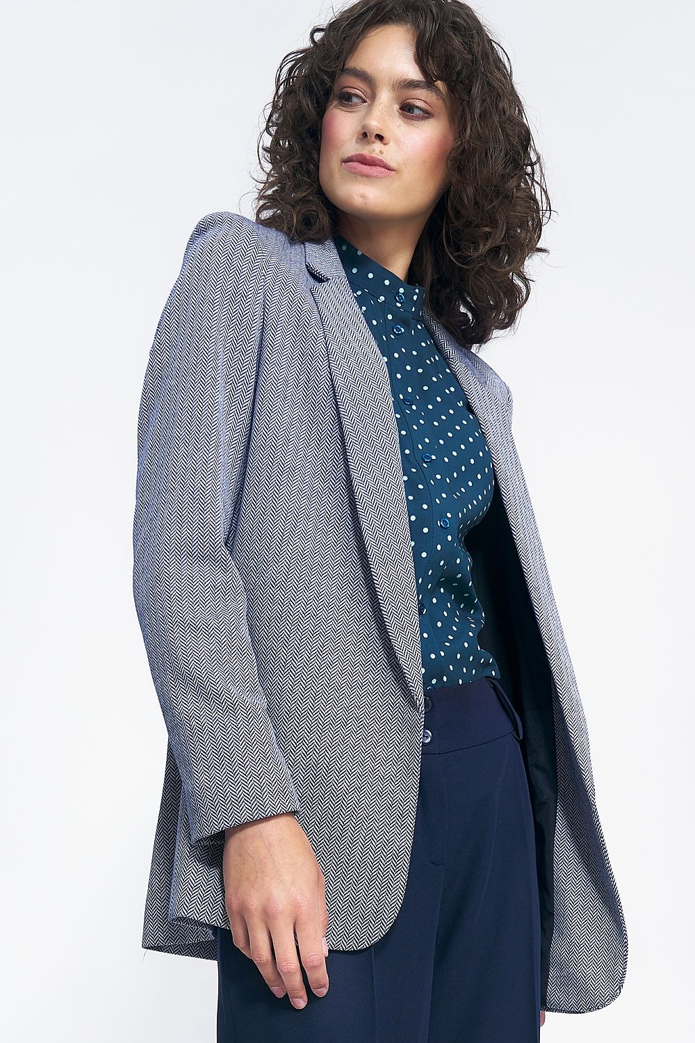 Versatile patterned jacket by Nife, combining luxury and comfort for women seeking fashionable options for any occasion.