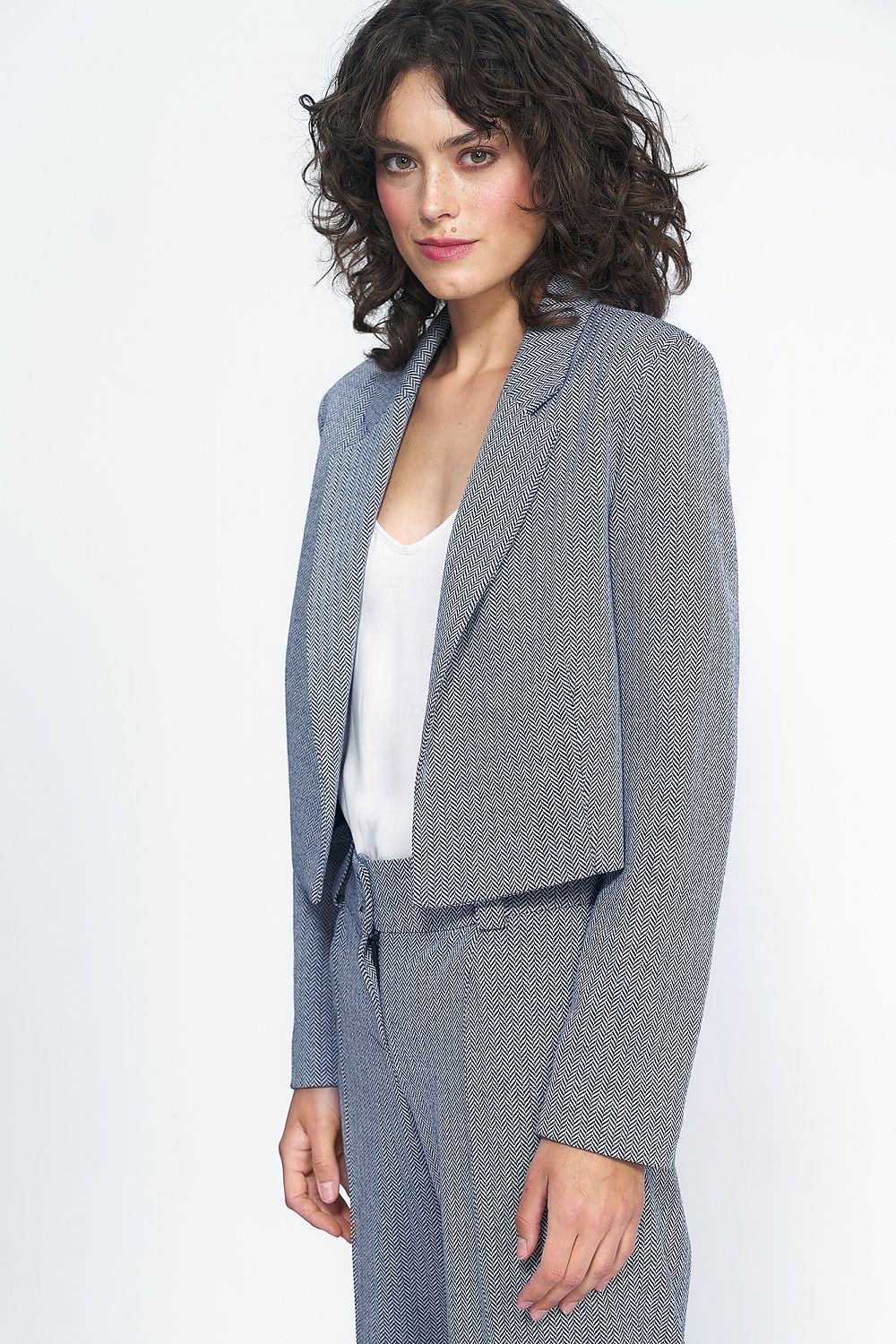 Versatile Nife Women's Short Jacket, combining comfort and elegance, designed for the modern woman's wardrobe.