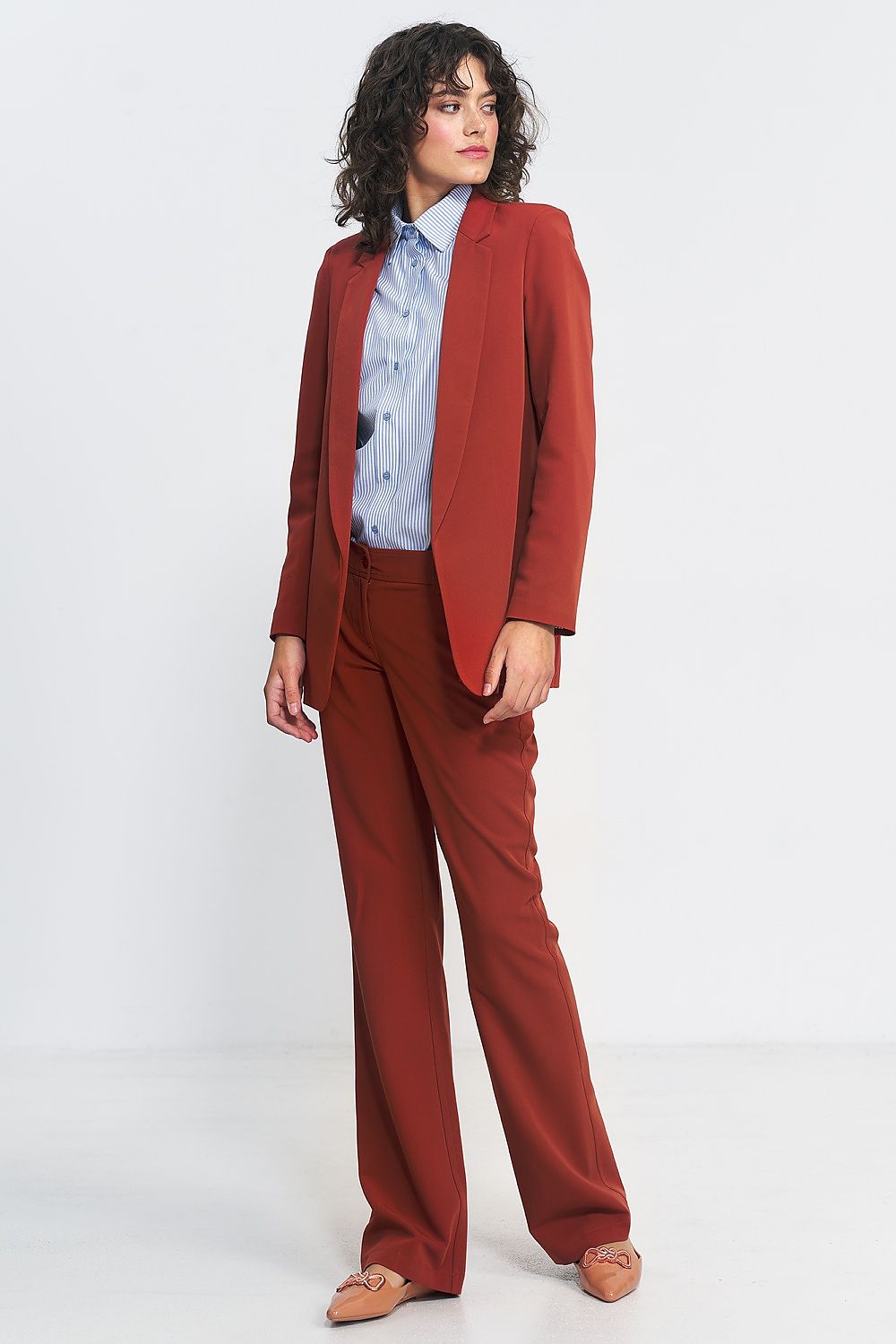 Versatile women's jacket by Nife featuring a sophisticated design, ideal for modern women's suits.