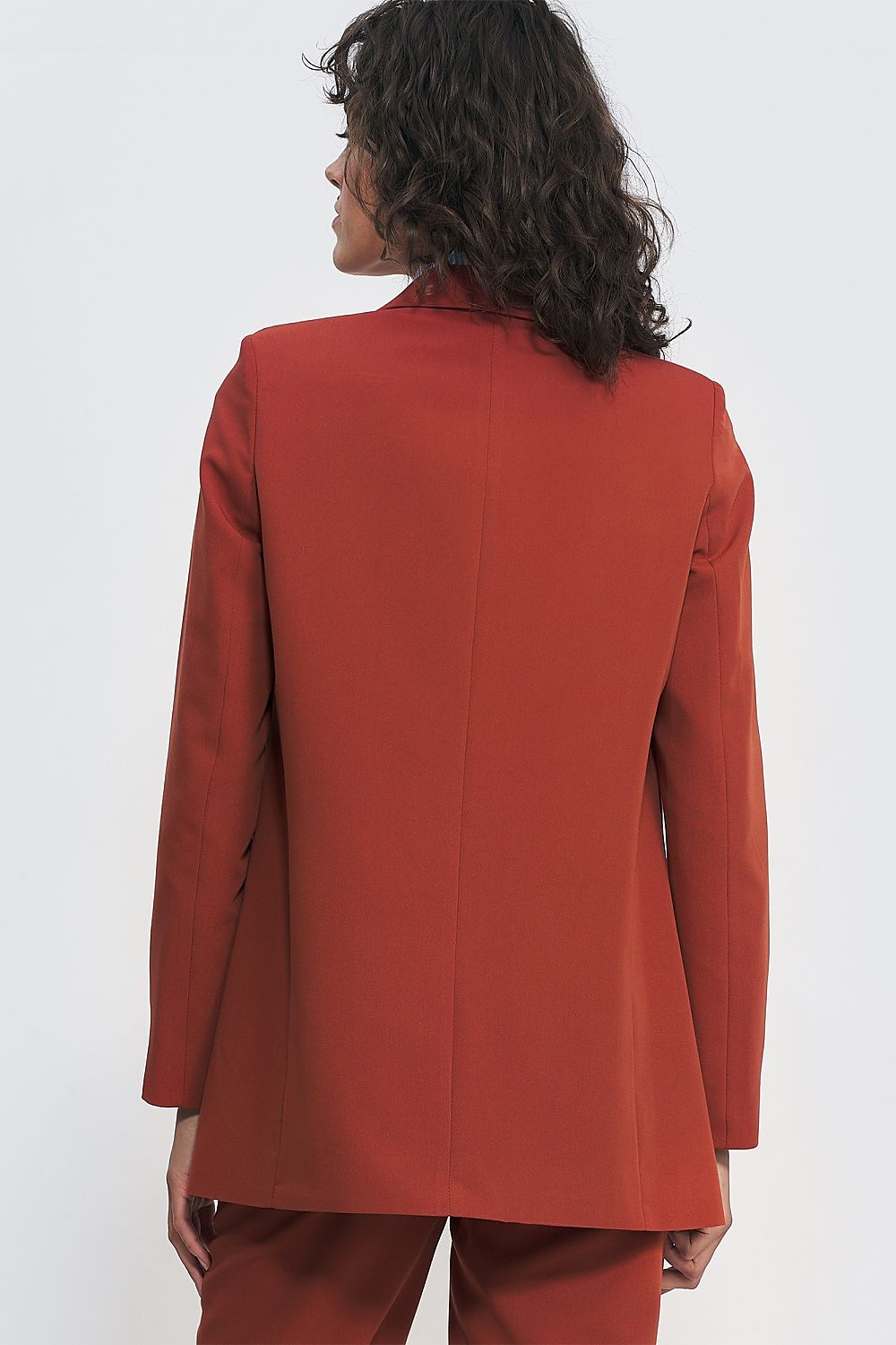 Nife elegant unbuttoned jacket showcasing contemporary style, suitable for both formal and casual occasions.