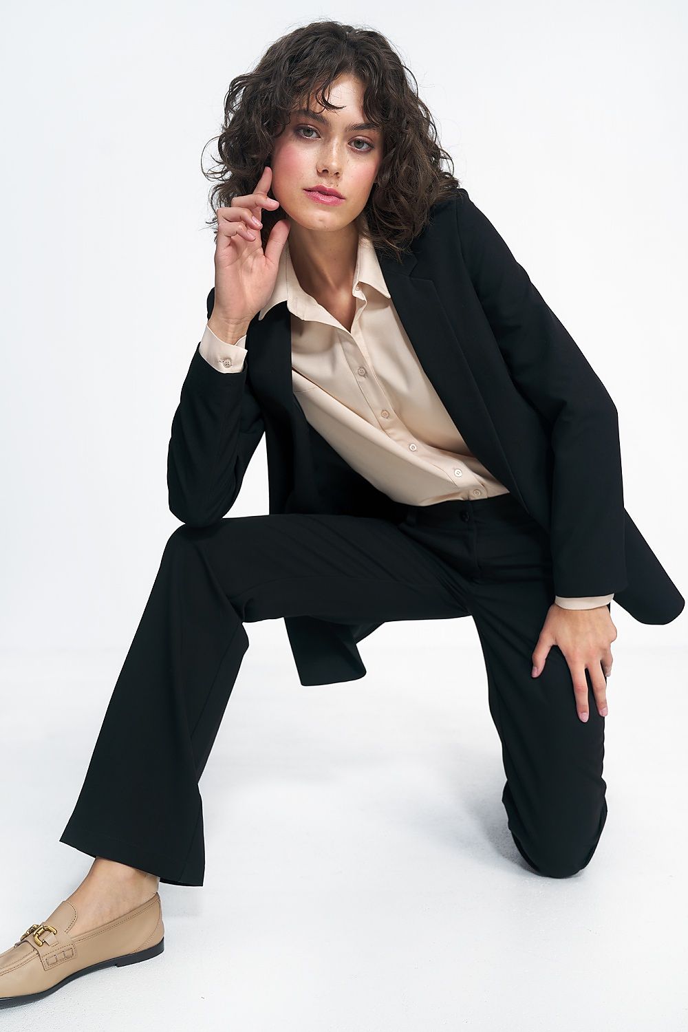 Various sizes displayed for Nife's elegant unbuttoned women's jacket, emphasising its tailored fit and classic design suitable for every woman's wardrobe.