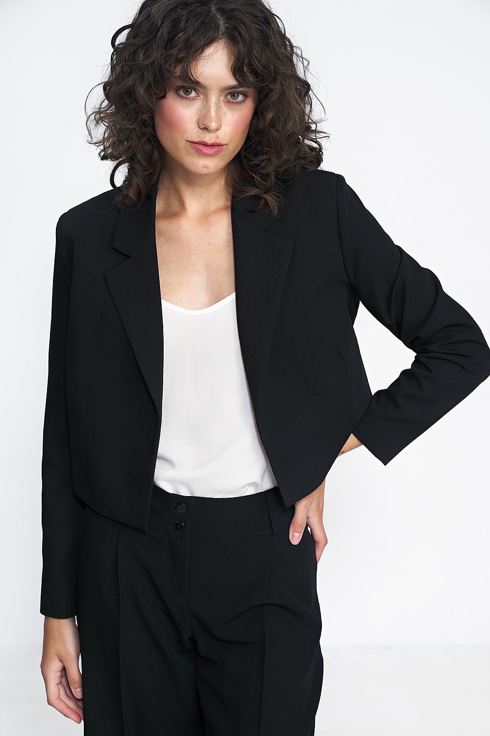 Elegant short black jacket by Nife, perfect for versatile office and casual styling, featuring a tailored fit and chic design suitable for multiple occasions.