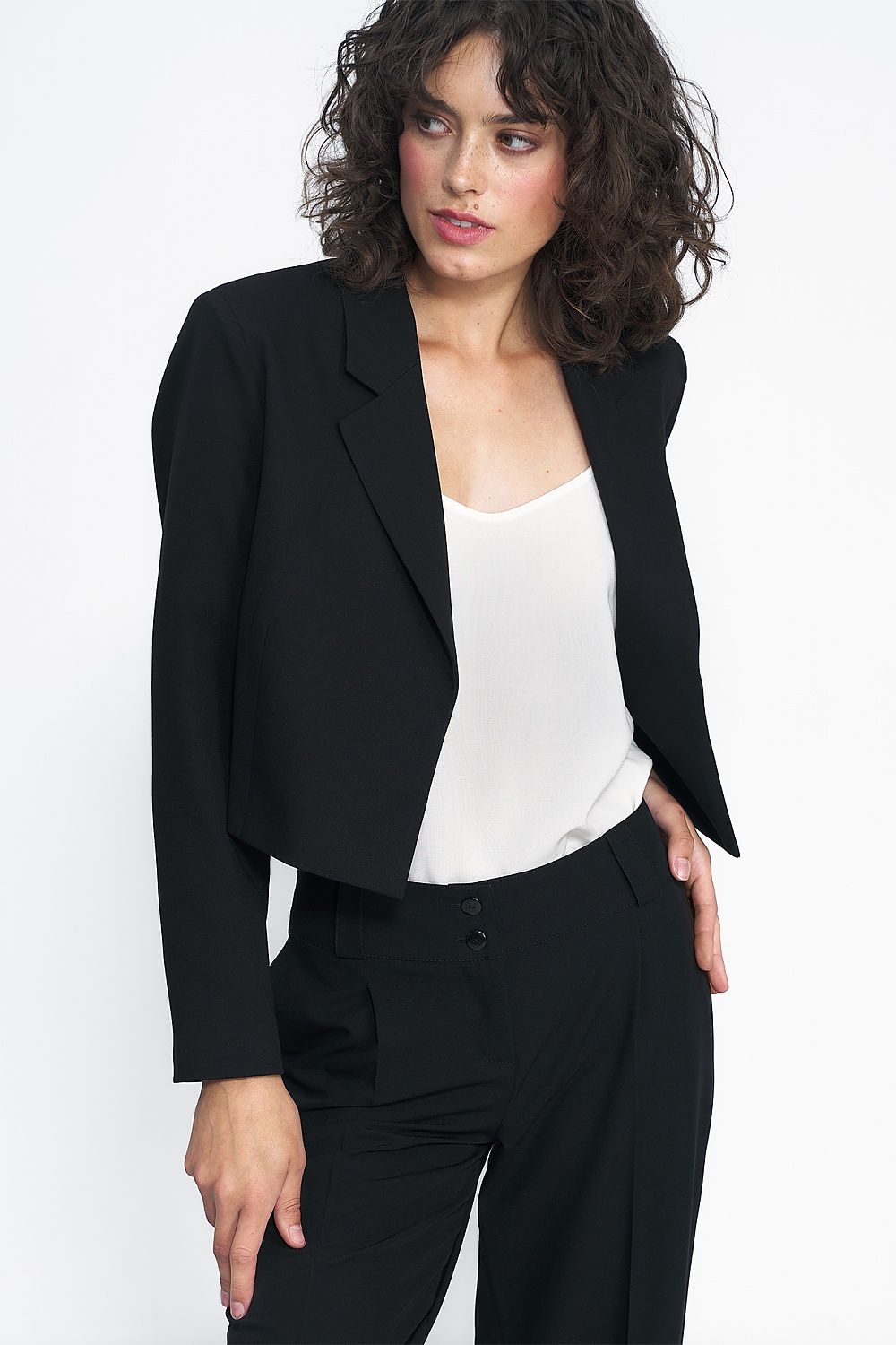 Luxurious black jacket by Nife, featuring a versatile design ideal for creating stylish outfits for any occasion.