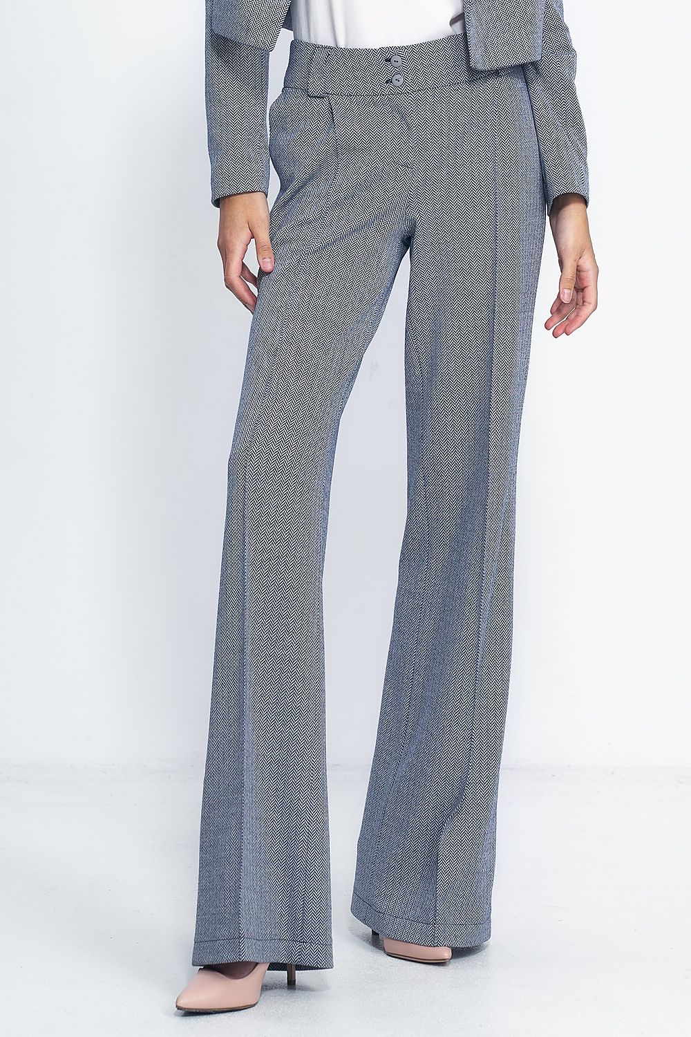 Refined wide leg trousers from Nife, showcasing a contemporary high waist and luxurious material for a sophisticated look.