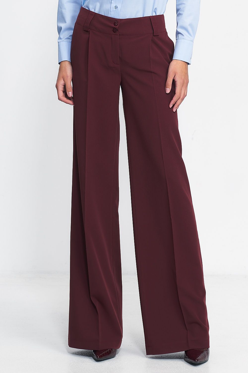 Stylish high waist trousers by Nife featuring wide legs, designed to flatter and elevate your fashion ensemble.