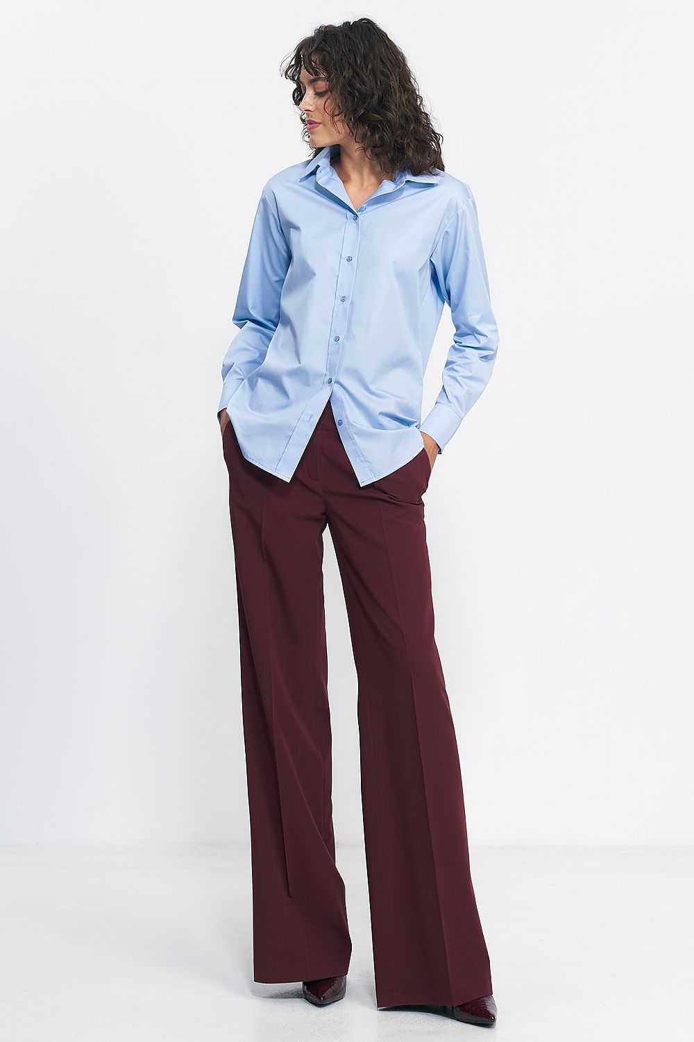 Elegant wide-leg trousers by Nife, featuring a high waist and luxe fabric for a sophisticated look.