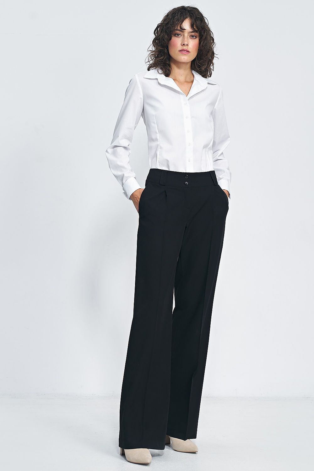 Nife's elegant trousers with wide legs, crafted from high-quality materials for a luxurious feel.