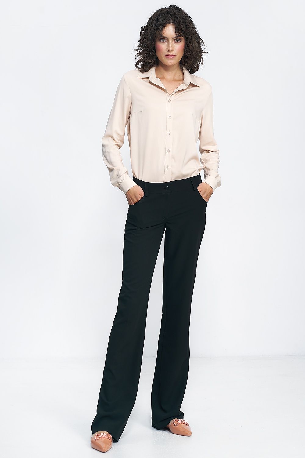 Luxurious bootcut pants by Nife, ideal for soft office wear or casual outings, exuding elegance and comfort.