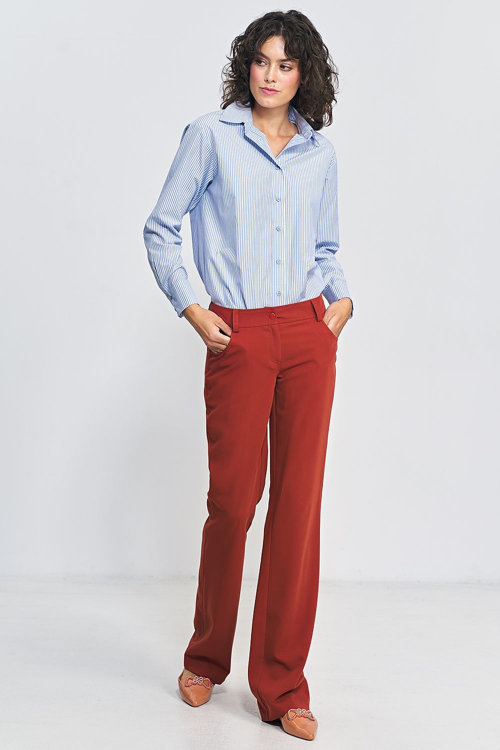 Stylish bootcut pants by Nife in a versatile design, ideal for creating sophisticated looks suitable for any occasion.