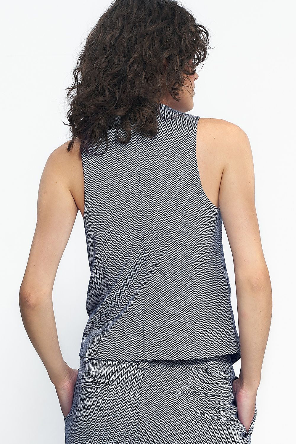 Stylish lined vest by Nife, a staple piece for sophisticated and casual ensembles.