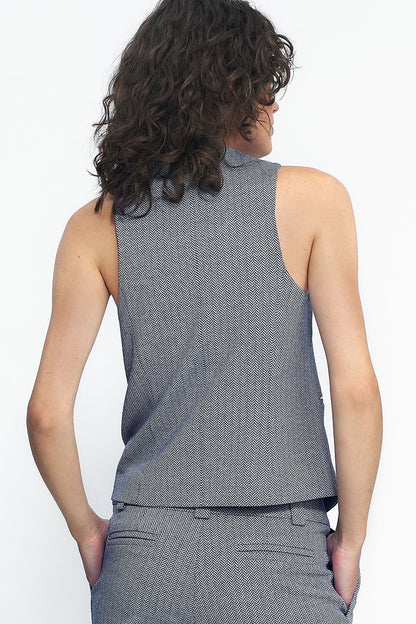 Stylish lined vest by Nife, a staple piece for sophisticated and casual ensembles.