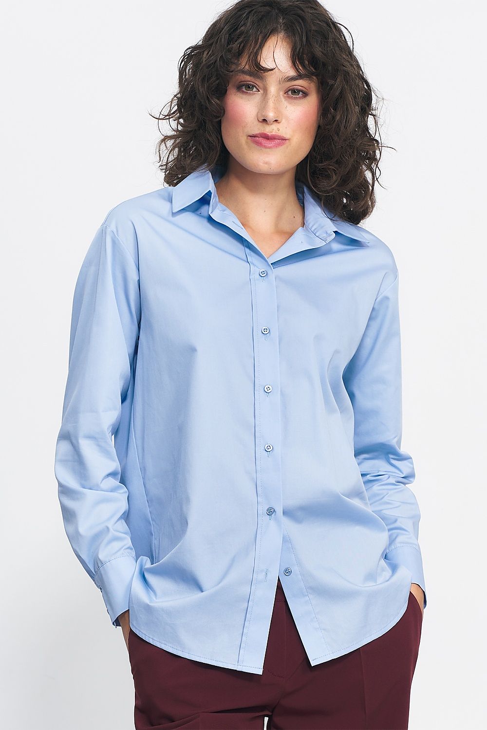 Close-up of Nife's luxury 100% viscose blouse showcasing its delicate collar detail in stylish muted shades.