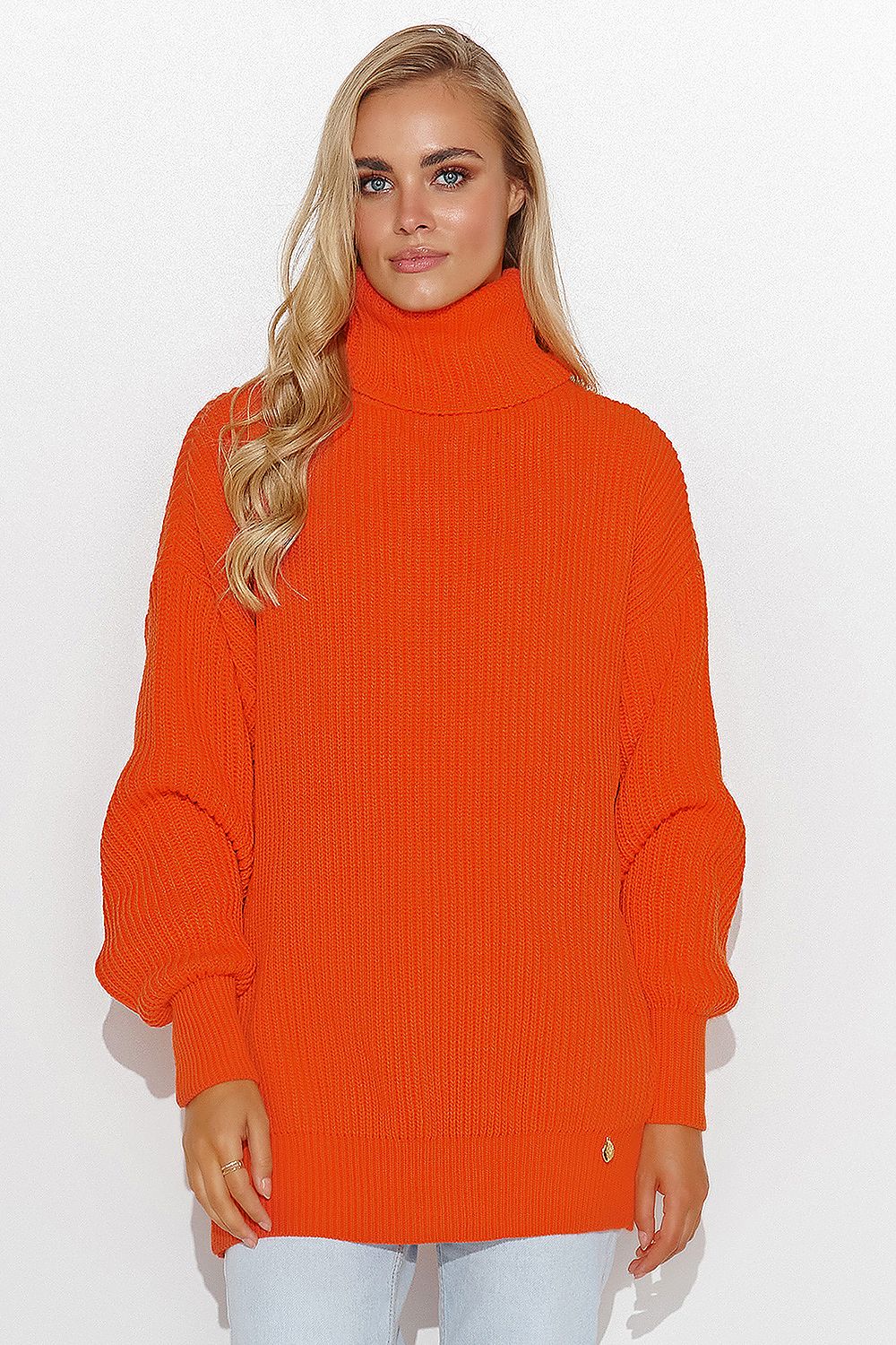 Luxurious chunky women's turtleneck sweater by Makadamia in elegant cappuccino colour, perfect for stylish comfort on colder days.