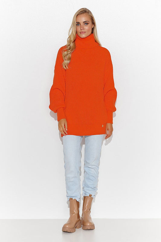 Close-up detail of Makadamia's chunky women's turtleneck sweater showcasing the soft texture and elegant gold plate, available in various luxurious colours.