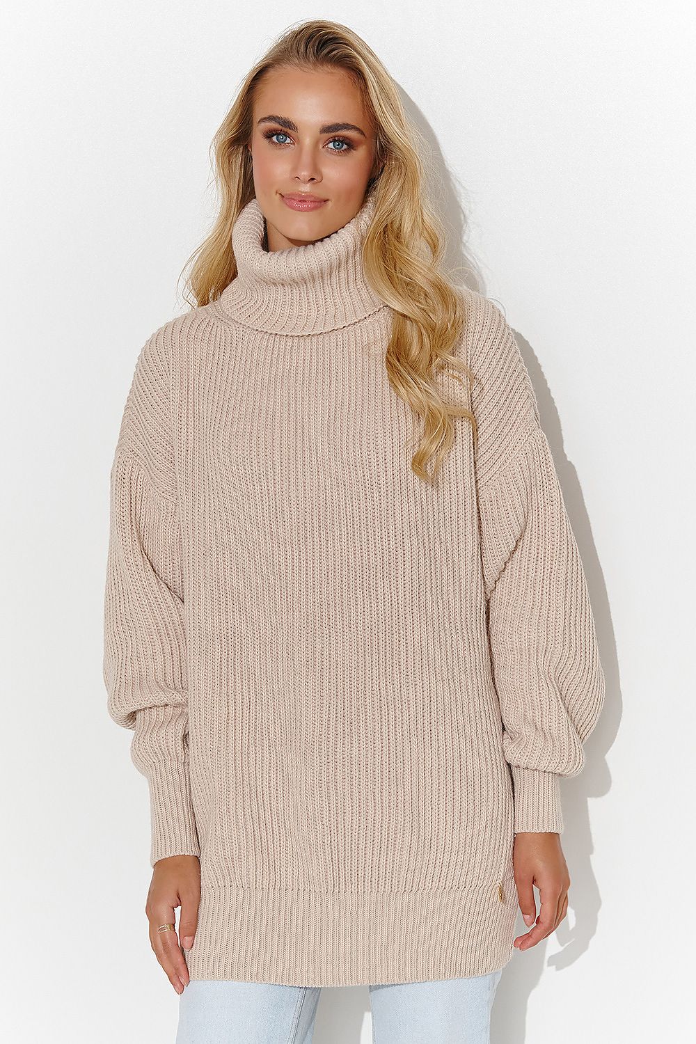 Soft, elegant women's turtleneck sweater from Makadamia in a delicate nude shade, ideal for comfortable and stylish layering.