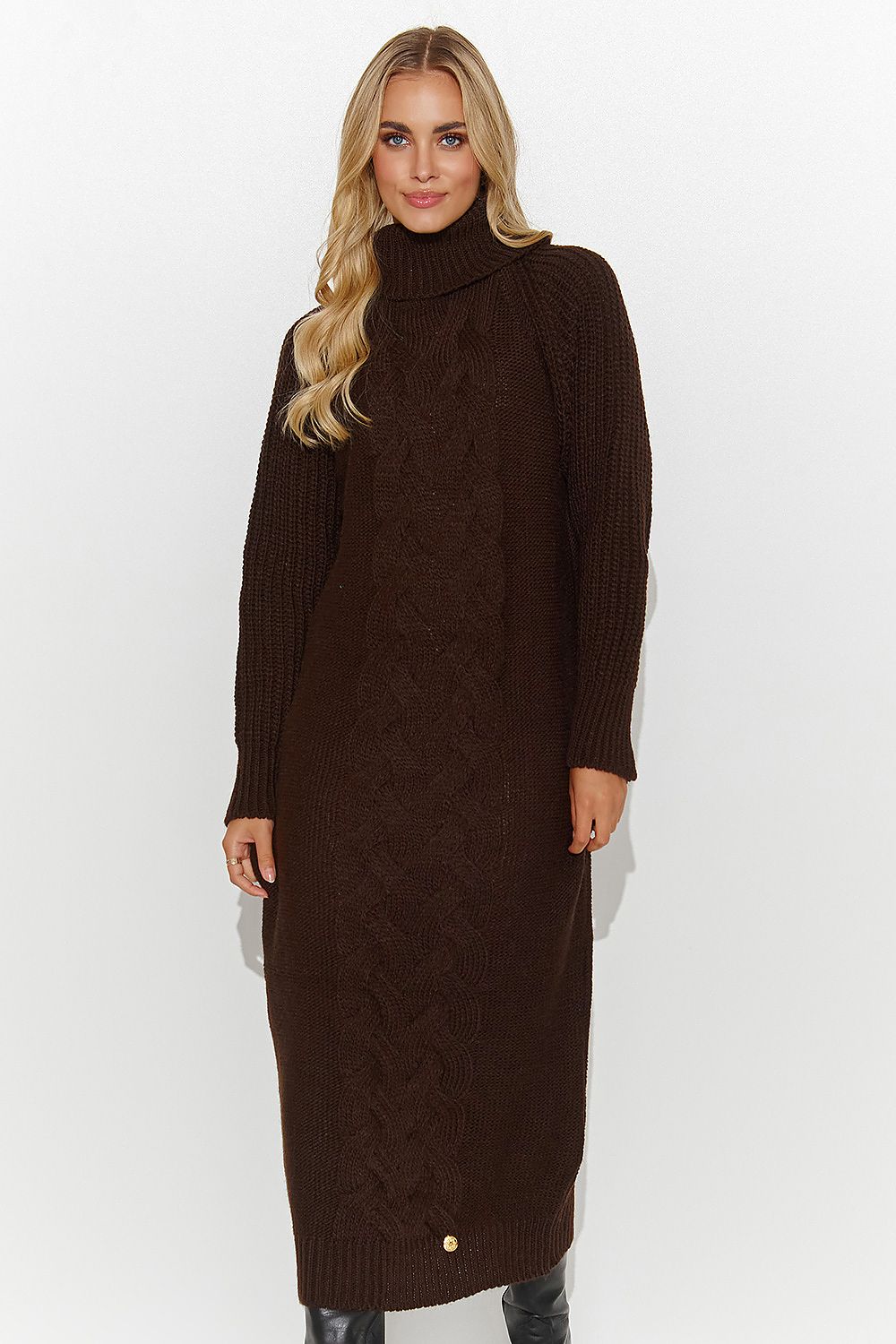 Luxurious knee-length turtleneck sweater dress by Makadamia, featuring a stylish plaid weave, designed for comfort and elegance in autumn hues.