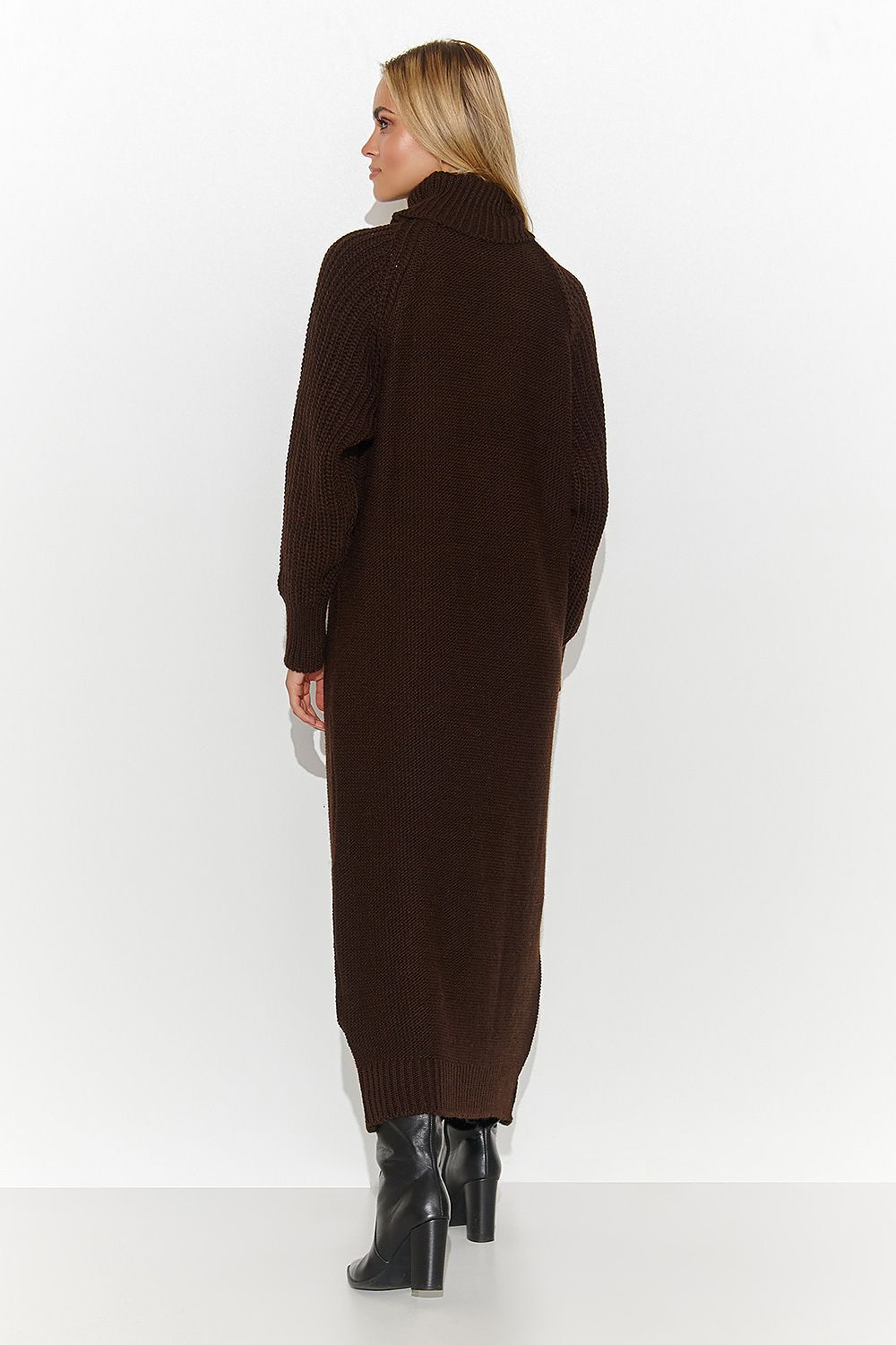 Makadamia's luxurious knee-length turtleneck sweater dress in charming colours, designed for stylish and comfortable wear.