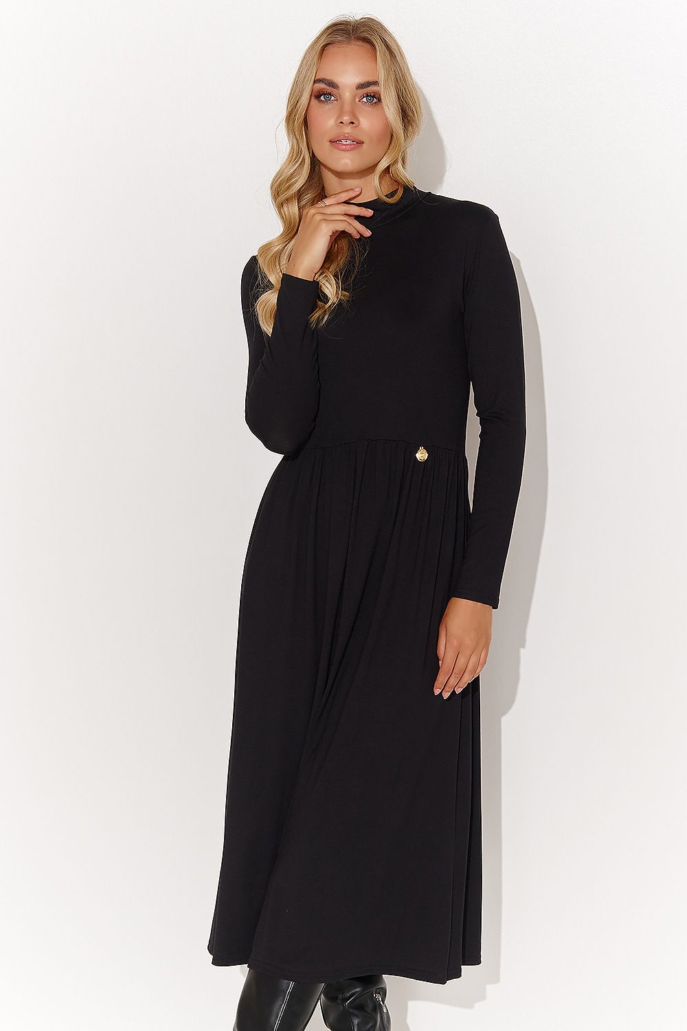 Elegant over-the-knee dress by Makadamia featuring a sophisticated turtleneck and fitted silhouette, perfect for autumn and winter styling.