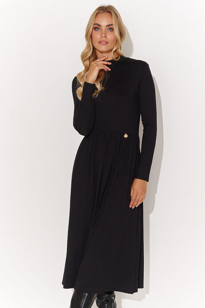 Elegant over-the-knee dress by Makadamia featuring a sophisticated turtleneck and fitted silhouette, perfect for autumn and winter styling.