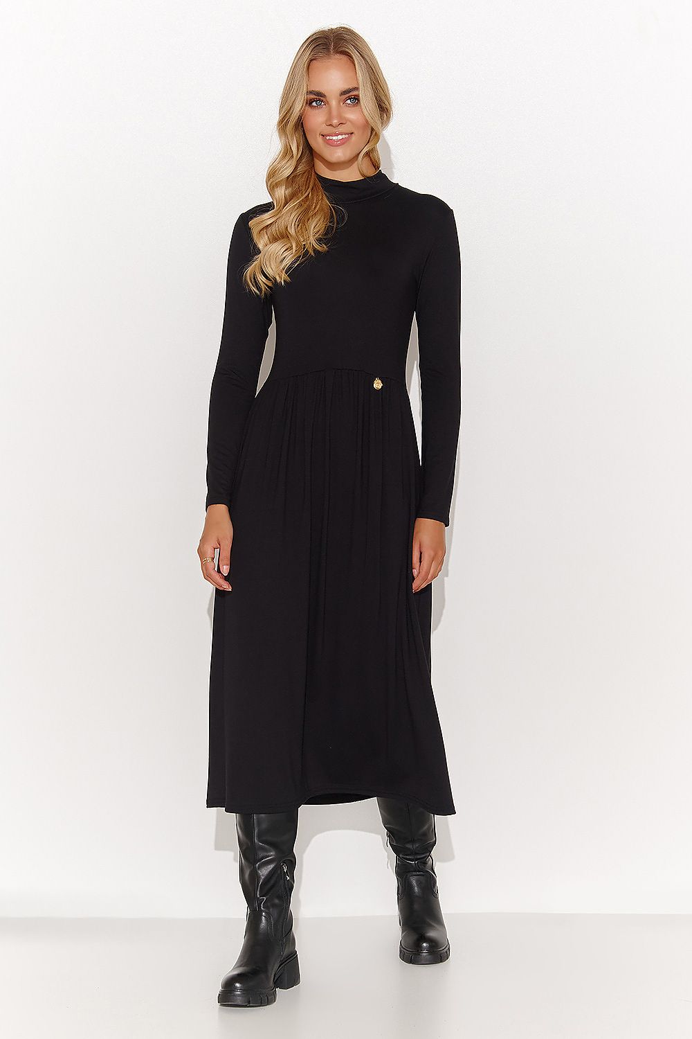 Luxurious fitted over-the-knee dress by Makadamia, showcasing a chic turtleneck design and flattering silhouette, ideal for both casual and formal occasions.