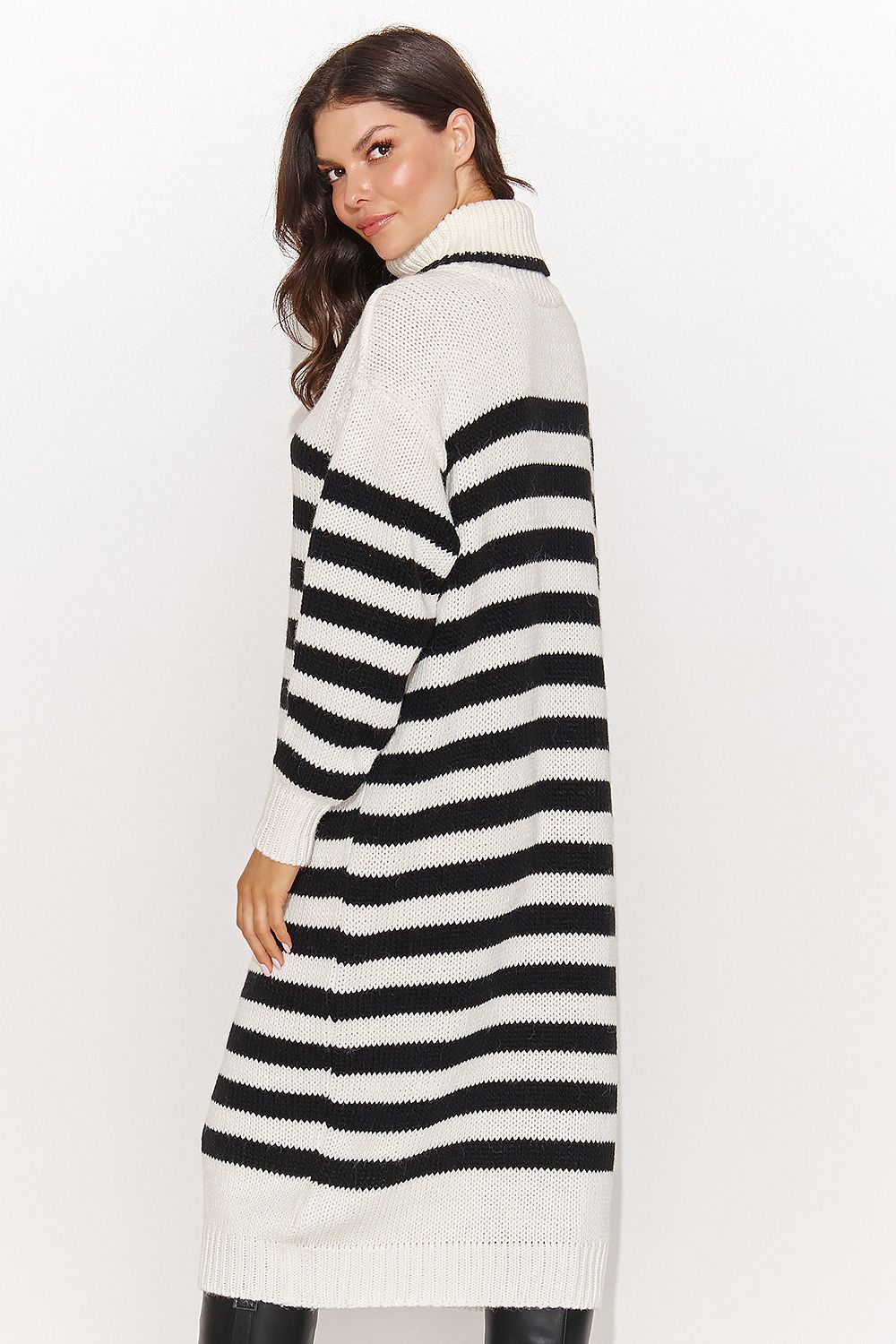 Chic women's turtleneck sweater dress in EU size 0 by Numinou, showcasing casual elegance with a sophisticated voluminous silhouette.