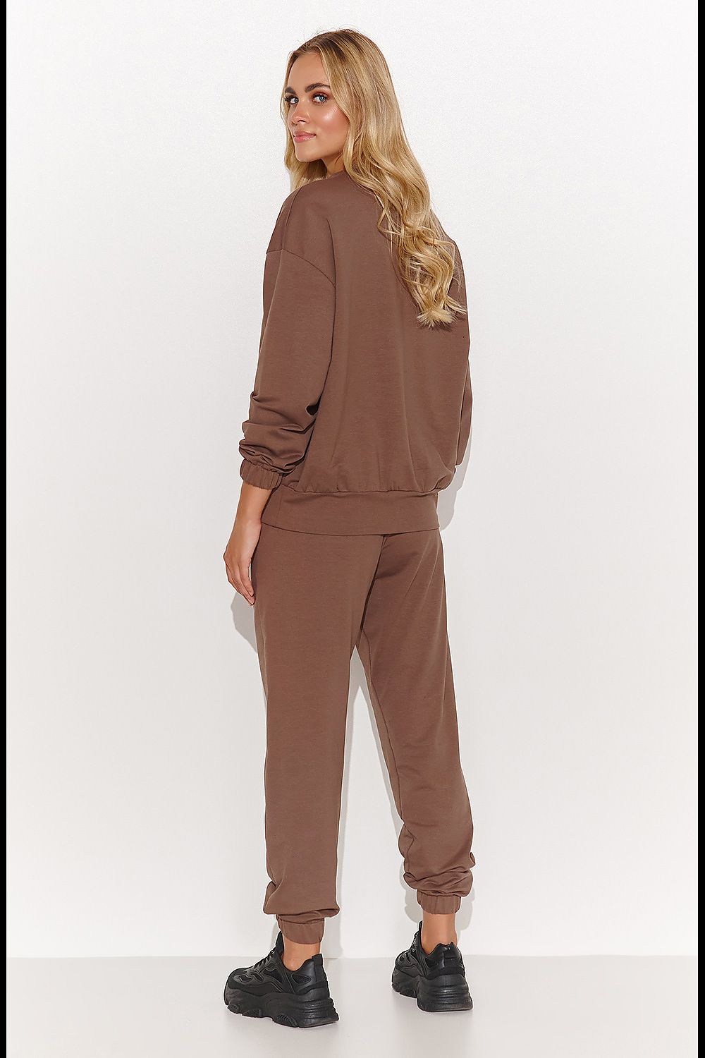 Chic Macadamia women's sweatshirt and pants in Chocolate, epitomizing sophisticated casual attire, designed for elegance and comfort by Makadamia.