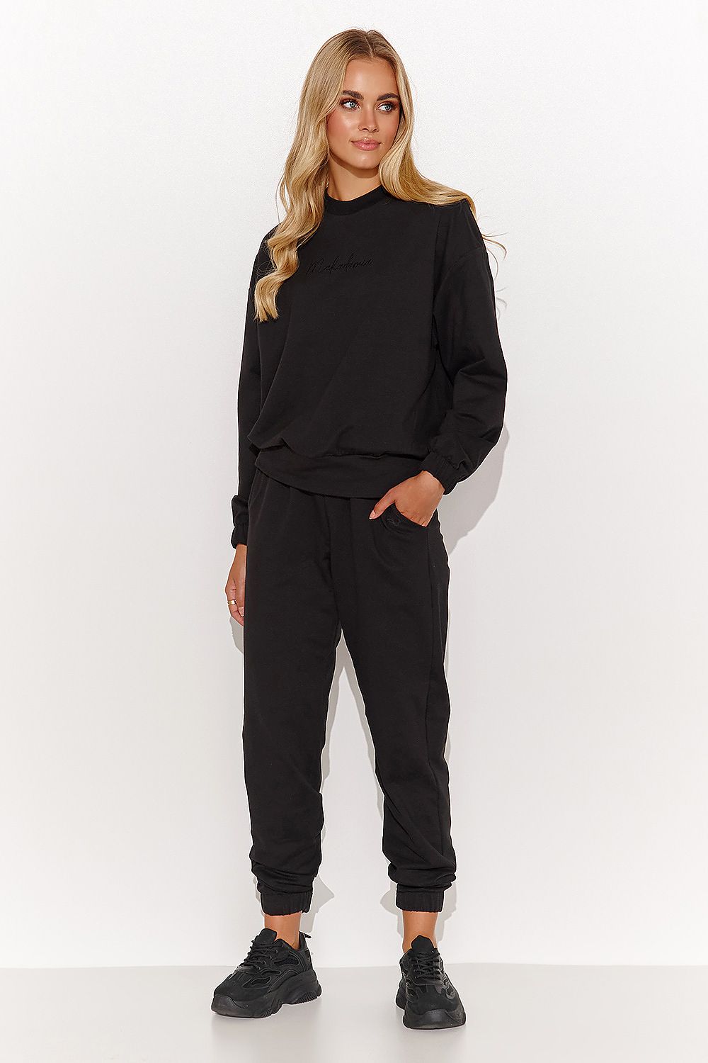 Stylish Macadamia Sweatshirt and Pant Set in Black, highlighting a blend of luxury and convenience for everyday wear, crafted by Makadamia.