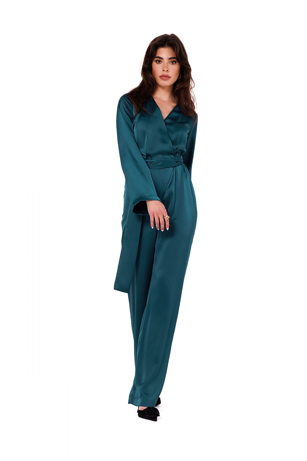 Elegant satin jumpsuit by Makover featuring a V-neckline and wide sleeves, perfect for sophisticated women's fashion occasions.